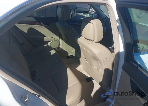 2013 Mercedes-Benz C 300 Luxury 4Matic z USA, uszkodzony, nr VIN WDDGF8AB1DF973716